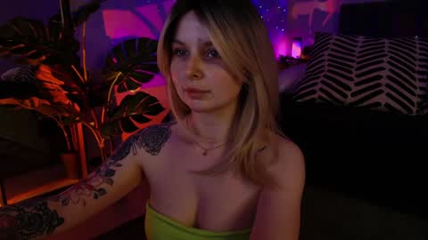 Snapshot of gwenhilton chatting on January 25, 2025, 6:01 am gwenhilton online show from January 25, 2025, 6:01 am