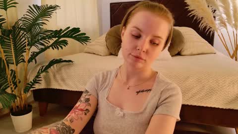 Snapshot of gwenhilton chatting on September 10, 2025, 6:57 am gwenhilton online show from September 10, 2025, 6:57 am