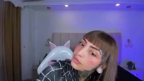 gyal_8_ online show from November 28, 2025, 5:21 am