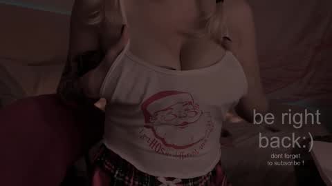 Snapshot of h2h0e chatting on December 18, 2025, 9:54 pm Lana online show from December 18, 2025, 9:54 pm