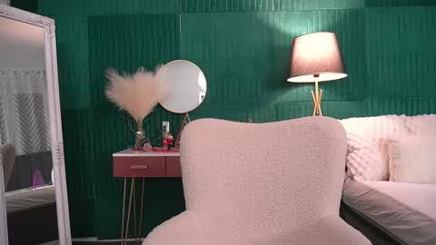 Hailey online show from December 17, 2025, 4:18 am