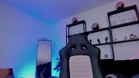 halley_ravenn online show from June 15, 2026, 8:33 pm