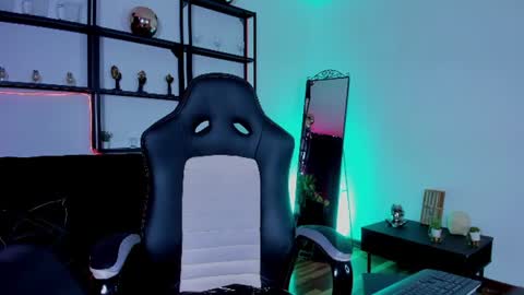 halley_ravenn online show from June 23, 2026, 8:07 pm