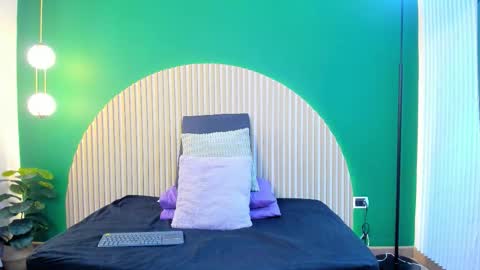 Halley Lorens online show from November 28, 2025, 8:00 pm