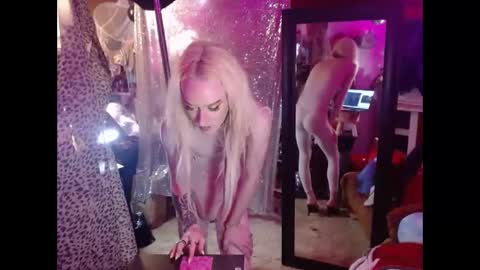 Snapshot of halovalentine chatting on September 17, 2025, 12:01 am halovalentine online show from September 17, 2025, 12:01 am