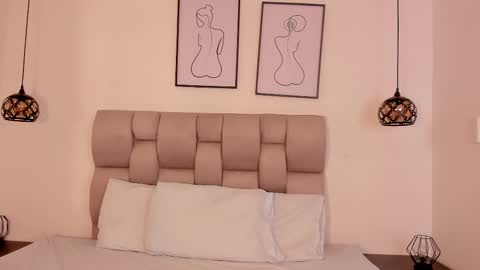 hanna__evans_ online show from November 10, 2025, 11:42 am