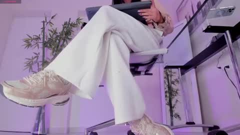 HANNAH HOWELL online show from November 4, 2025, 9:41 am