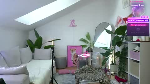 Snapshot of hannahflora chatting on July 7, 2026, 7:23 am Hannah online show from July 7, 2026, 7:23 am