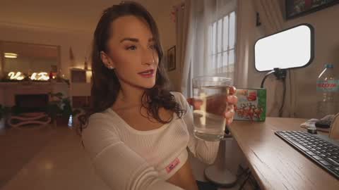 Hannah James online show from December 19, 2025, 3:30 pm