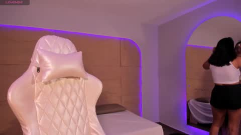 Snapshot of hannahmonttgomery chatting on December 1, 2025, 4:23 pm hannahmonttgomery Help me reach 100 Hands up online show from December 1, 2025, 4:23 pm