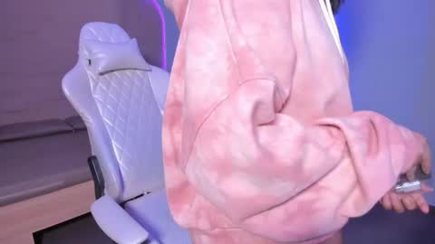 Snapshot of hannahmonttgomery chatting on December 14, 2025, 8:13 pm hannahmonttgomery Help me reach 100 Hands up online show from December 14, 2025, 8:13 pm