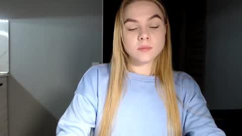 Snapshot of happy_fox_ chatting on December 6, 2024, 10:30 pm happy_fox_ online show from December 6, 2024, 10:30 pm