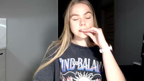 Snapshot of happy_fox_ chatting on November 22, 2025, 5:56 pm happy_fox_ online show from November 22, 2025, 5:56 pm