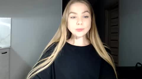 happy_fox_ online show from December 14, 2025, 6:23 pm