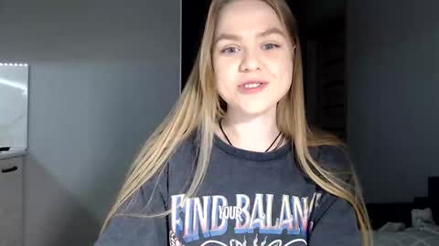 happy_fox_ online show from March 4, 2026, 9:10 pm