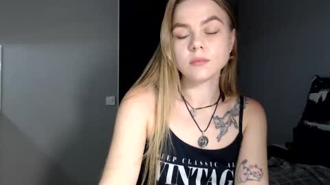 happy_fox_ online show from March 12, 2026, 8:48 pm