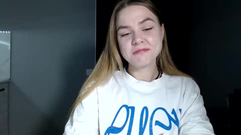 happy_fox_ online show from March 24, 2026, 9:09 pm