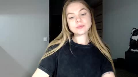 happy_fox_ online show from March 28, 2026, 9:03 pm