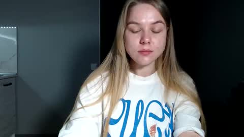 happy_fox_ online show from April 2, 2026, 7:55 pm