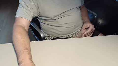 Snapshot of happybugger chatting on September 21, 2025, 3:24 pm Cum for you online show from September 21, 2025, 3:24 pm