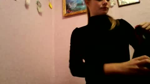 happyemily  online show from November 9, 2025, 7:12 pm