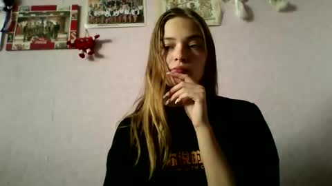 happyemily  online show from November 10, 2025, 9:30 am