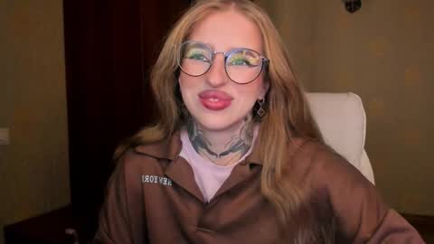 Julia online show from November 30, 2025, 5:44 am