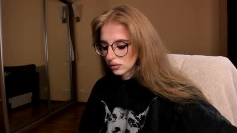 Julia online show from April 15, 2026, 5:25 am