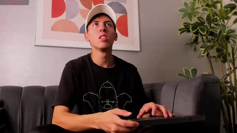 Snapshot of harry_klein chatting on September 25, 2025, 1:37 pm H K online show from September 25, 2025, 1:37 pm