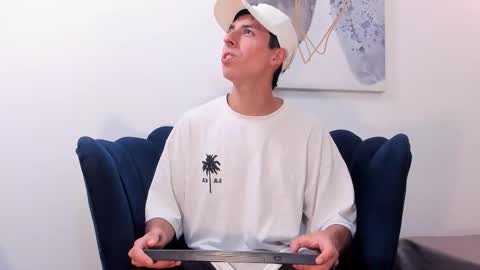 Snapshot of harry_klein chatting on October 8, 2025, 8:50 pm H K online show from October 8, 2025, 8:50 pm