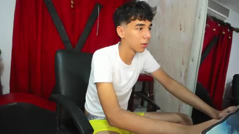 Snapshot of harry_latinboy chatting on December 12, 2024, 9:37 pm Harry online show from December 12, 2024, 9:37 pm