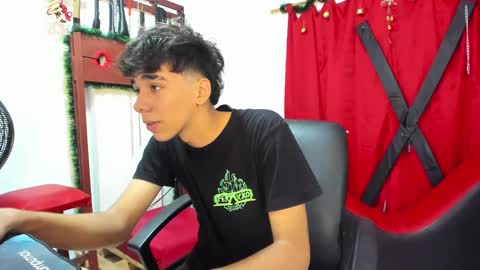 Snapshot of harry_latinboy chatting on December 15, 2024, 11:09 pm Harry online show from December 15, 2024, 11:09 pm