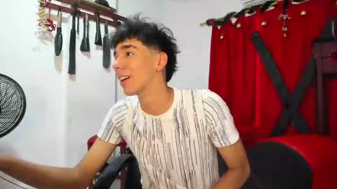 Snapshot of harry_latinboy chatting on December 17, 2024, 7:59 pm Harry online show from December 17, 2024, 7:59 pm