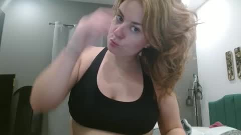 Snapshot of hazel_skye chatting on May 6, 2026, 1:03 am Hazel online show from May 6, 2026, 1:03 am
