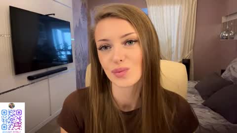 Snapshot of heart_petal chatting on November 27, 2025, 9:22 am Mona online show from November 27, 2025, 9:22 am