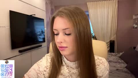 Snapshot of heart_petal chatting on November 28, 2025, 9:23 am Mona online show from November 28, 2025, 9:23 am