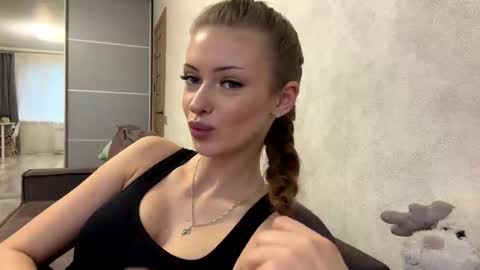 Snapshot of heart_petal chatting on December 4, 2025, 9:18 am Mona online show from December 4, 2025, 9:18 am