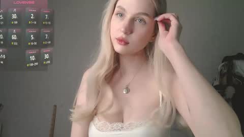 Akemi instinthemoodforlooove online show from April 14, 2026, 4:13 pm
