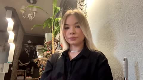 Snapshot of heikewormwood chatting on December 1, 2025, 9:14 am Lana online show from December 1, 2025, 9:14 am