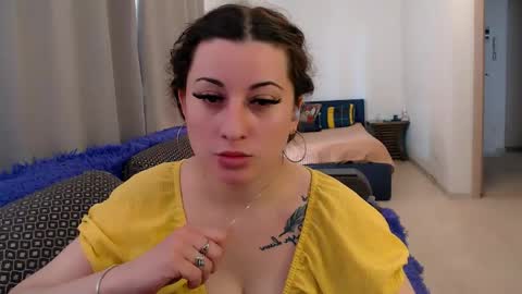 helen_adams_ online show from May 27, 2026, 6:32 am