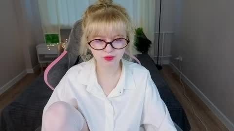 Snapshot of helen_carson chatting on May 26, 2026, 12:17 am Helen Carson online show from May 26, 2026, 12:17 am