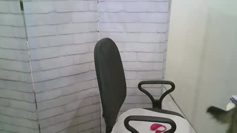 Snapshot of helen_xi chatting on December 14, 2025, 4:18 am Helen online show from December 14, 2025, 4:18 am