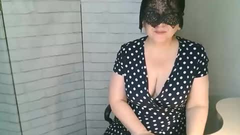 Snapshot of helen_xi chatting on May 17, 2026, 3:37 am Helen online show from May 17, 2026, 3:37 am