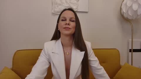 Helen online show from November 25, 2025, 7:36 pm