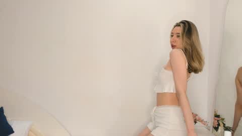 Snapshot of helenchristensen chatting on January 29, 2025, 3:54 am Sarah here Help to make 100 thumbs up online show from January 29, 2025, 3:54 am