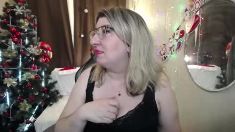 Snapshot of helenenigma chatting on January 20, 2025, 4:43 am helenenigma online show from January 20, 2025, 4:43 am