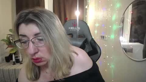 Snapshot of helenenigma chatting on January 25, 2025, 2:15 am helenenigma online show from January 25, 2025, 2:15 am