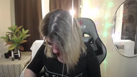 Snapshot of helenenigma chatting on January 25, 2025, 5:18 am helenenigma online show from January 25, 2025, 5:18 am