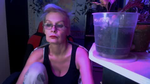 Helga online show from April 7, 2026, 10:53 pm