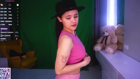 Snapshot of helgamartin chatting on April 5, 2026, 9:01 pm Aurora online show from April 5, 2026, 9:01 pm
